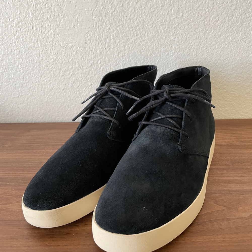 Everlane Black Chukka Boots with Lace-Up Closure and Soft Suede Material